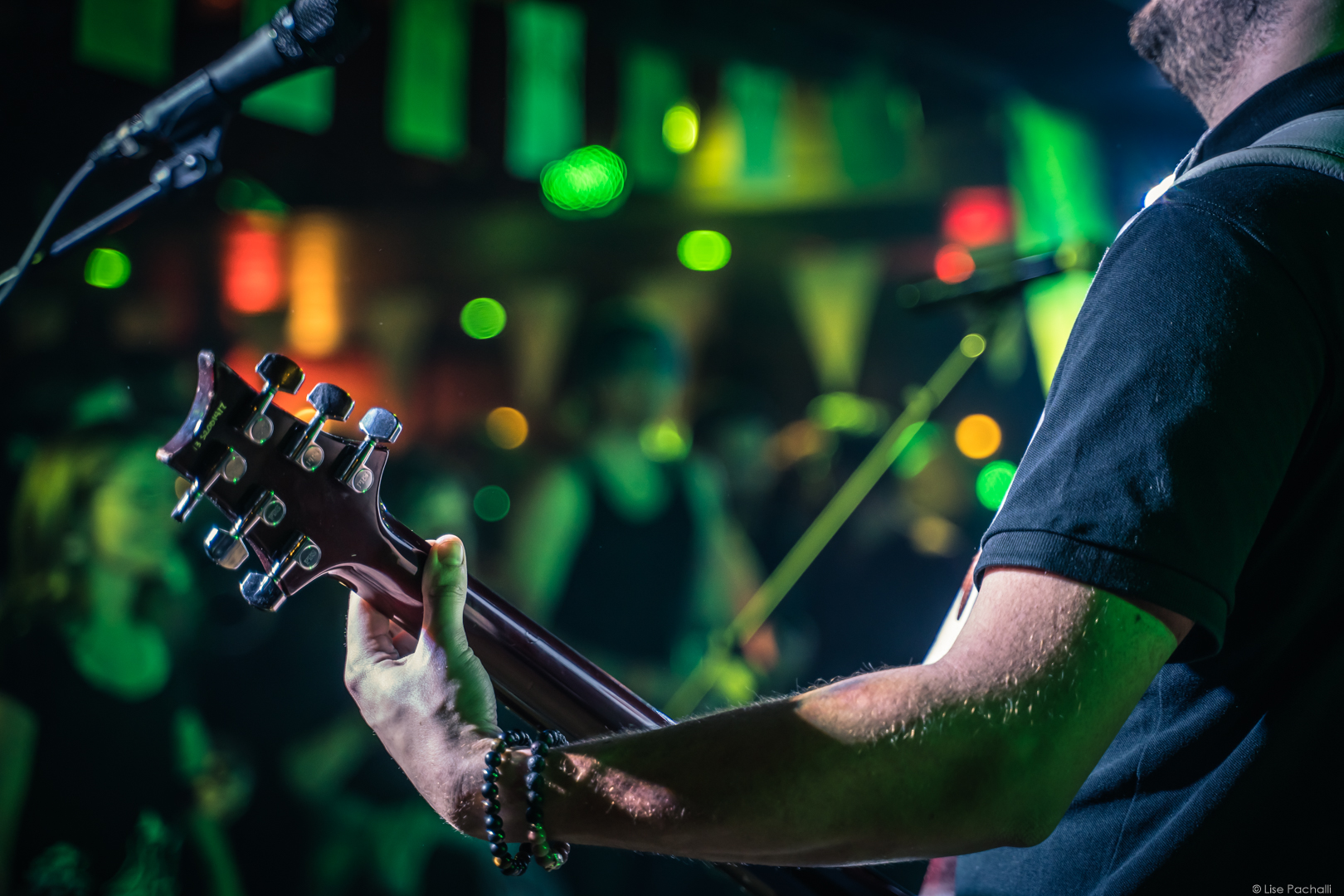 Photo d'un guitariste vu de dos pour une scène ouverte à l'O'liver Pub Lattes